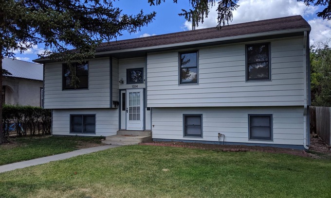 Salida House | Book NOW for Fall Events and Colors! Pet/Multi-Fam Friendly! Central Location!