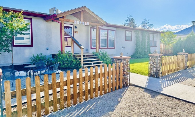 Salida House | Book NOW for Holidays and Skiing Monarch! Multi-family, pets allowed, HOT TUB!