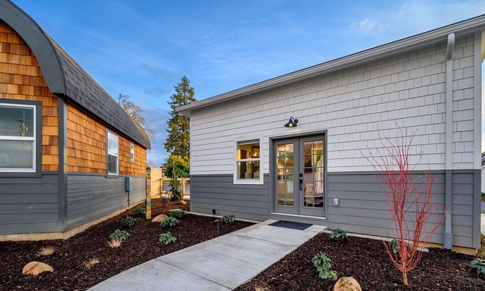 McMinnville Cottage | Book the Glam Cottage at The Boutique Retreat in historic downtown McMinnville.