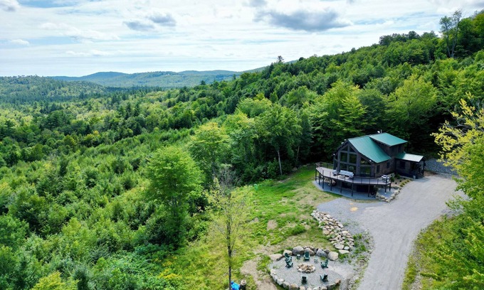 Thornton House | Book this perfect family getaway at this beautiful new modern log home in the White Mountains! CW81T