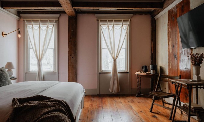 Hobart Bed & Breakfast | Book Village Inn Fitzgerald Room