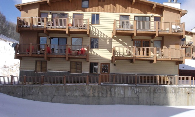 Crested Butte Condo | Book your ski vacation now! Come and enjoy powder runs!