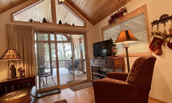 Ashland Cabin | BookStayHop -#41 Cabin on Hyatt Prairie Rd- Dog Friendly, With Mountain Views.