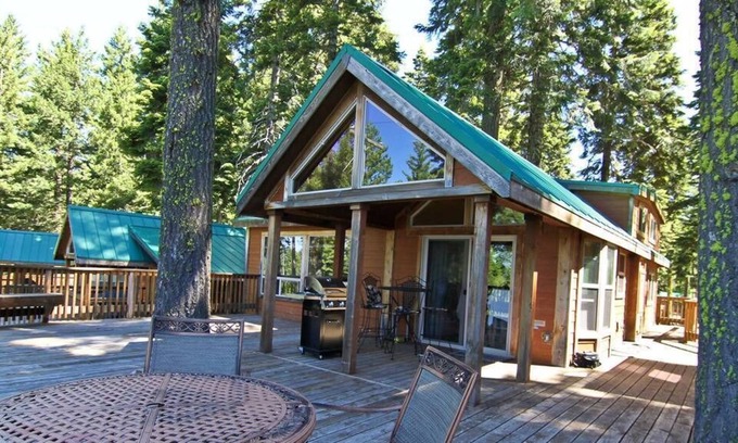 Ashland Cabin | BookStayHop -#44 Cabin on Hyatt Prairie Rd. Hot Tub and Gorgeous Mountain Views.