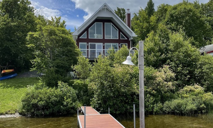 Lac-Etchemin Ski Chalet | Bord du Lac, à 10 Minutes du ski et Golf, Chambre Mezzanine Avec vue sur le lac