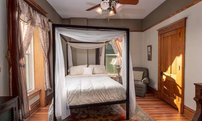 Elkader House | Botanical Suite at Elkader Jailhouse Inn