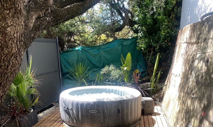 La Farlede House | Bottom of villa with jacuzzi