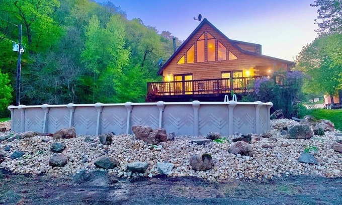 Lansing Cabin | Boulder Run Log Cabin w/Hot Tub and Pool