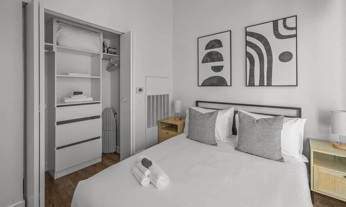 Evans Churchill Apartment | Boulevard Stays Modern Highrise STU Sky Pool, Parking, Gym 02