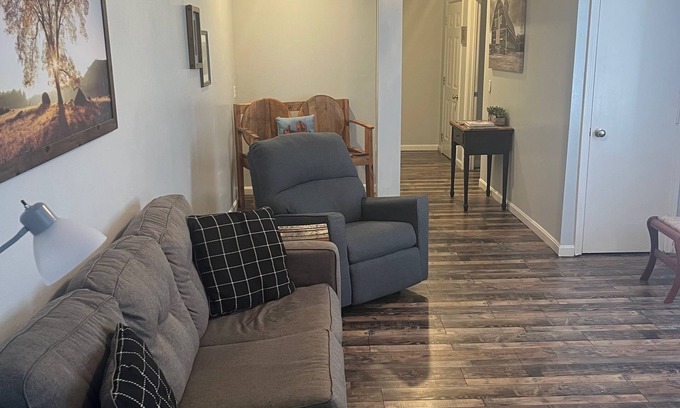 Bardstown Apartment | Bourbon Oak Hideaway 2 offers a 2 bed 2.5 bath apartment in historic Bardstown.