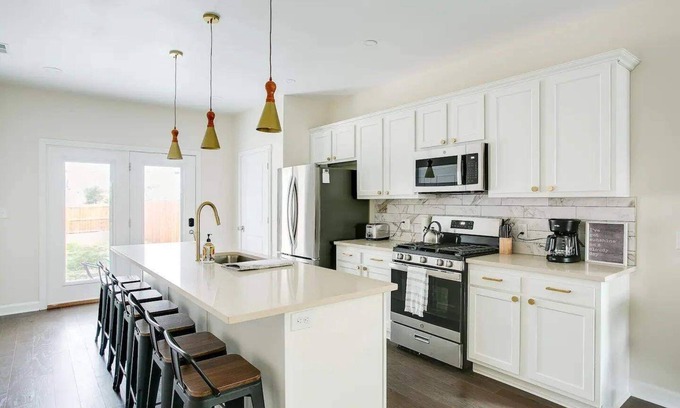 Smoketown Jackson House | Bourbon Trail-Chefs Kitchen-Fenced Yard-Parking