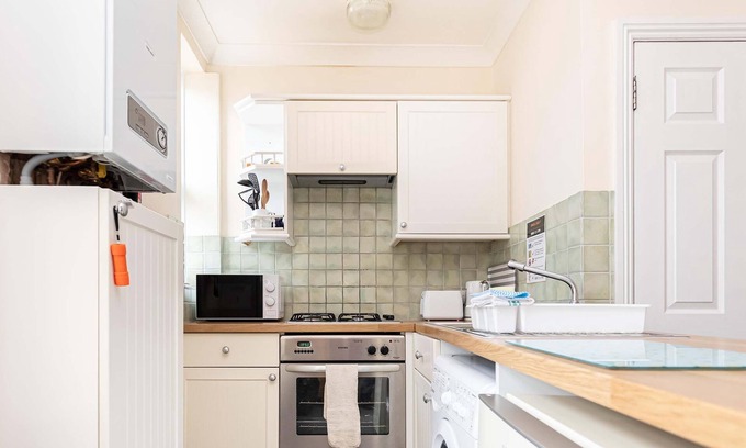 Boscombe Apartment | BOURNECOAST: APARTMENT NEAR CLIFFTOP, SANDY BEACHES AND SHOPS/CAFES - FM746