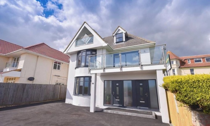 Boscombe Apartment | Bournecoast: Modern clifftop ground floor apartment with garden by beach - FM827