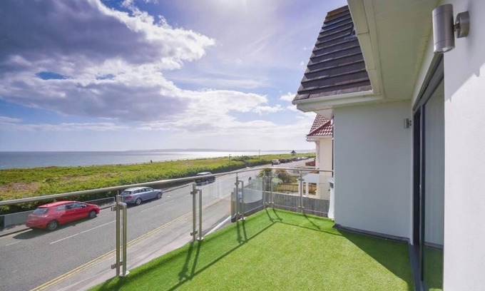 Boscombe Apartment | Bournecoast: Modern clifftop apartment with panoramic sea views by beach - FM827