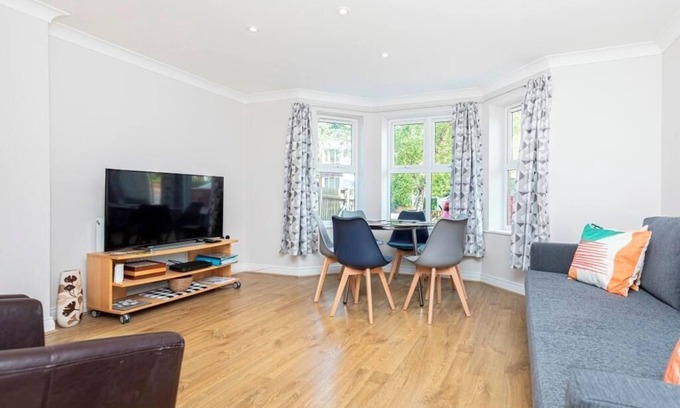 Boscombe Apartment | BOURNECOAST: short walk to SANDY BEACHES/PIER and shops in Boscombe-WIFI -FM3070
