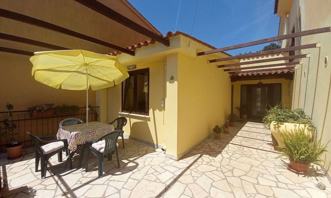 Pjescana Uvala Apartment | Boutique Apartment in Pješcana Uvala with Balcony