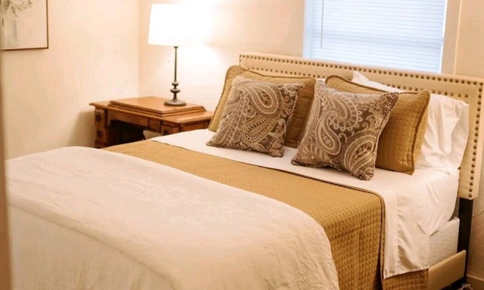 Beeville House | Boutique Beeville Cottage