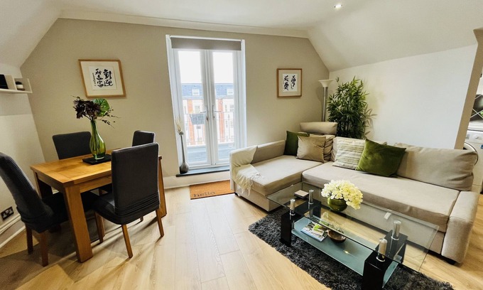 Southsea Apartment | Boutique by the beach, kids and cars welcome.