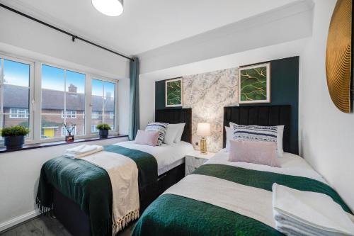 Wormholt and White City House | Boutique Shepherds Bush Abode-Garden-Sleeps 12