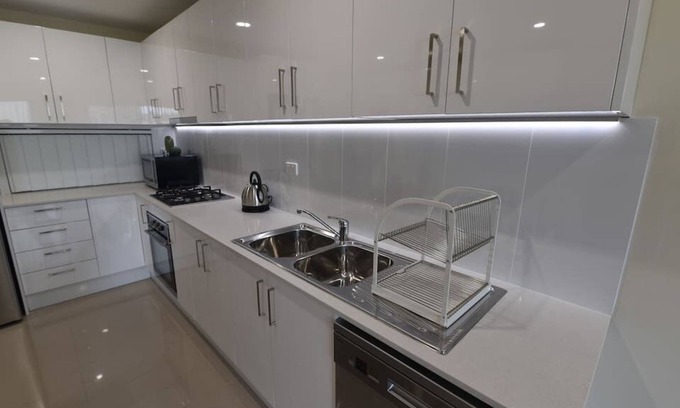 Bowden Apartment | Bowden CBD 2 Bed with Parking WiFi