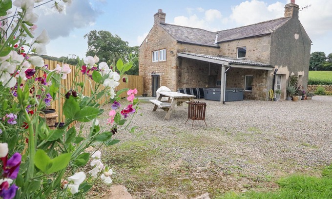 Wennington Cottage | BOX TREE FARM HOUSE, family friendly, with hot tub in Kirkby Lonsdale