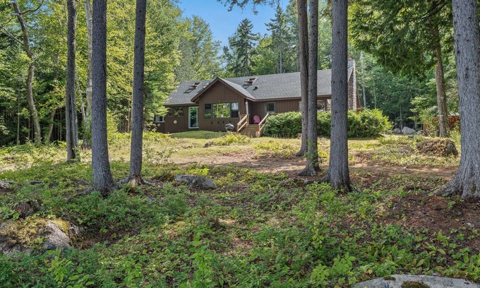 Rangeley House | 🐾Boyd - Rustic, spacious, dog friendly home on Mooselookmeguntic Lake