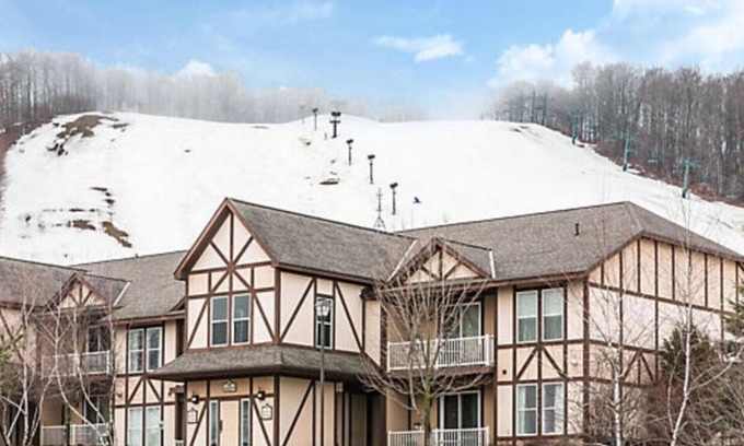 Boyne Falls Villa | Boyne Mountain Luxury 3 BR Full Kitchen Condo (A)