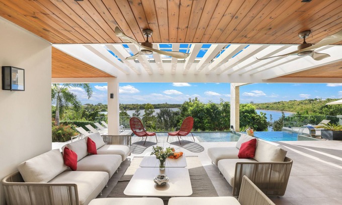 Les Terres Basses Villa | Brand New! VILLA WELLNESS - Slowlife - 5 bedrooms! and pickleball court!