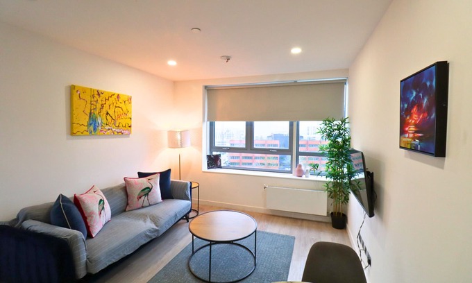 Bracknell Apartment | Bracknell: Spectacular, Dual Aspect, One Bed (One Bath) Apartment