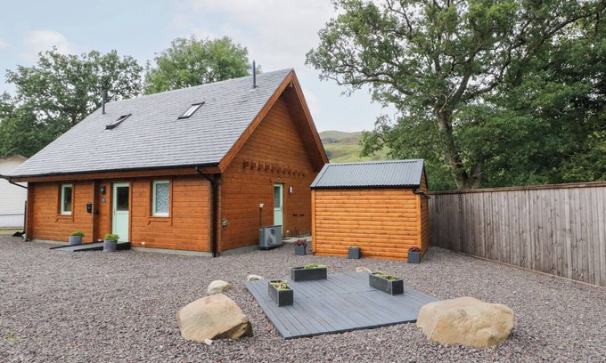 Dalmally Cottage | BRADAN LODGE, pet friendly, with a garden in Dalmally