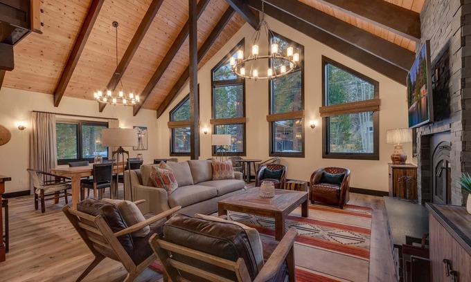 Lake Forest House | Bradley's Bungalow - TLUXP