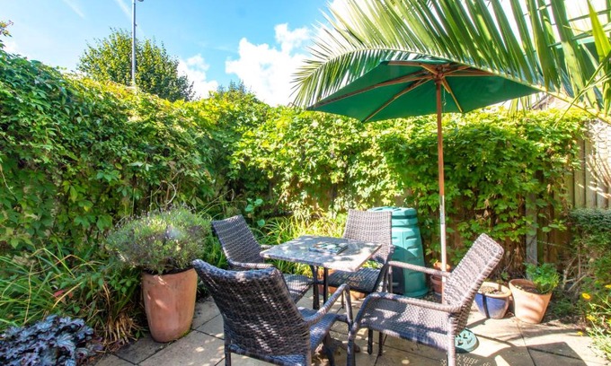Folkestone Bed & Breakfast | Bradstone Garden Retreat With Own Entrance