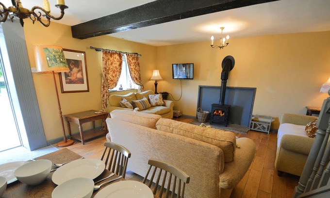 Bakewell Cottage | Bramble - a lovely family friendly cottage with on site swimming and games