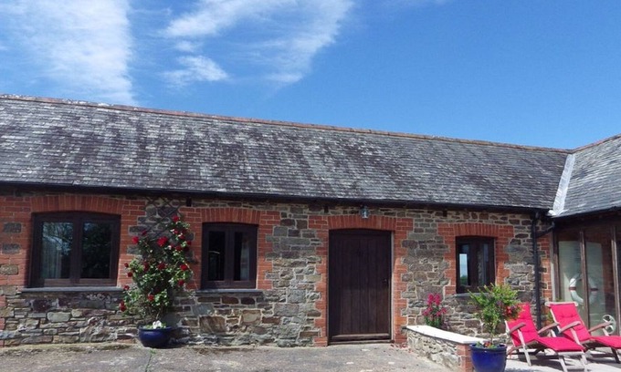 Winkleigh House | Bramble Cottage (Sleeps 5. 2 Bedrooms) Indoor heated pool and fishing lake