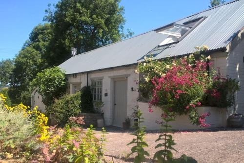 Dundon Apartment | Bramble - romantic barn conversion with shared hot tub