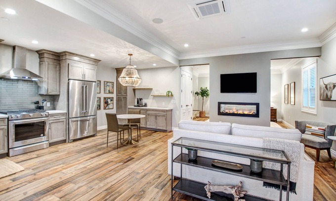Sonoma House | Brand New 1 Bedroom Luxury Bungalow steps from Sonoma Plaza