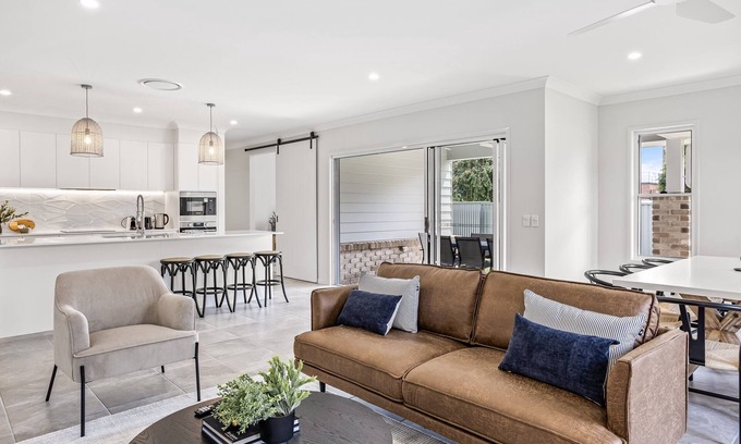 Redcliffe House | Brand-New 4-Bed Beach House with Alfresco Dining
