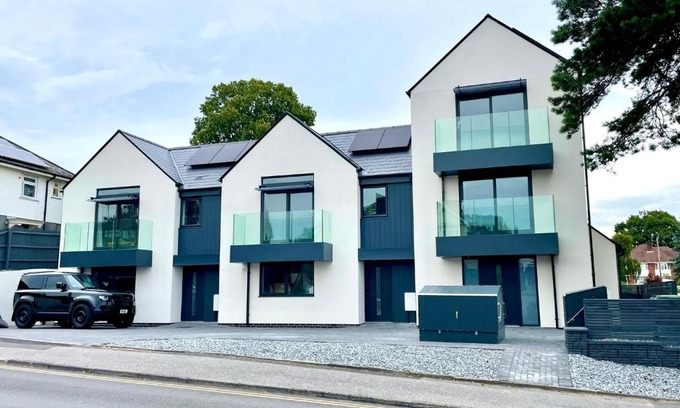 Poole House | Brand New 4 Bedroom House -Sleeps 9 - Free Parking - Great Location - Fast WiFi - Smart TV - Close to Poole & Bournemouth & Sandbanks
