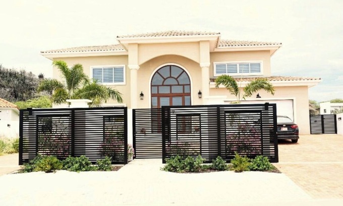 Washington House | Brand new 5,000 sq ft 4-bedroom house with WiFi and AC in gorgeous Noord