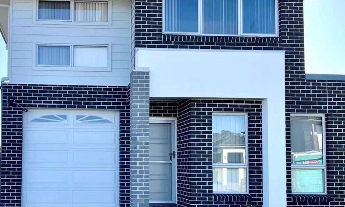 Leppington House | Brand new 5 BDRS 3 BATHS house with Netflix3 mins to Coles