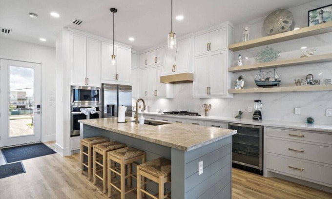 Clear Lake Shores House | Brand new bayfront home, gorgeous pool.