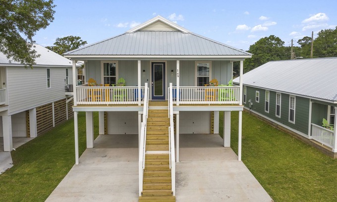 Gulfport House | Brand New Beach Home, 2-3 min walk to beach! sleeps 12, GameRoom 4BR, 3 bath.