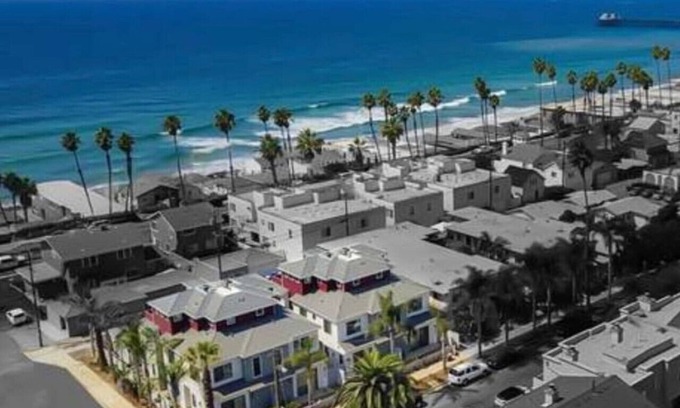 Townsite House | Brand New Beach House Steps to Beach, Restaurants