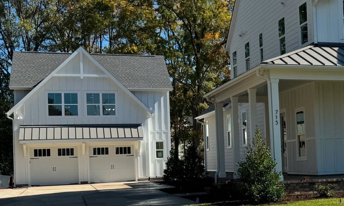 Davidson House | Brand new detached apartment over Garage in Davidson 3 blocks from Main Street