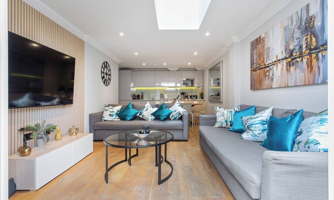 Islington Apartment | Brand New Development. 5 Star Luxury flat with garden
