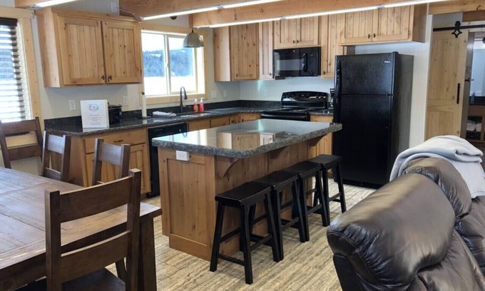 Island Park Cabin | Brand New! Hot Tub, BBQ Grill, WiFi, Yellowstone