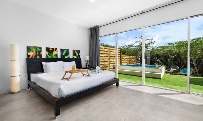 Esmeralda Apartment | Brand New King Studio|Private Pool|5 Min to Beach