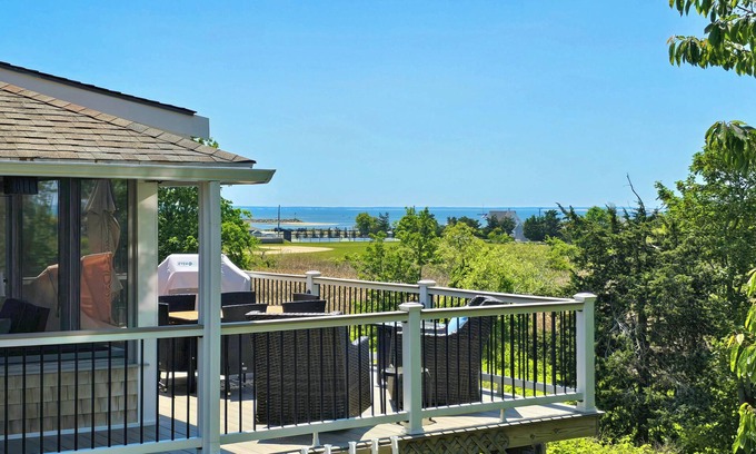 Wellfleet Cottage | BRAND NEW LISTING-Darling 2BD Cottage-A/C, Amazing Deck & Screen Porch, Walk to Town Center & Mayo Beach