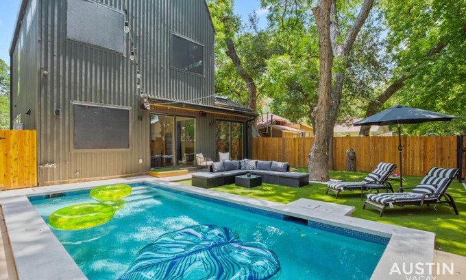 East Cesar Chavez House | Brand New Luxurious Property and Huge Outdoor Space