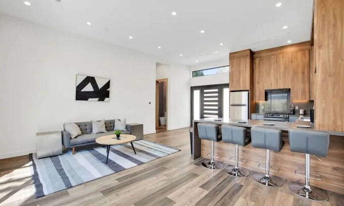 Glendale House | Brand New Luxury Guest Home Near Burbank Studios